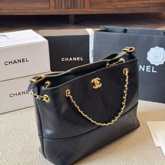 Classic CHANEL Bag: A Stylish and Versatile Choice for Elegance - Picture 4 of 6